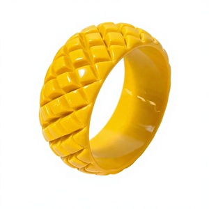 Bracelet jonc sculpté en résine fait main de qualité supérieure, nouveau design élégant, bijou de mode avec motif et style 'Love' pour femme - Product Image 2