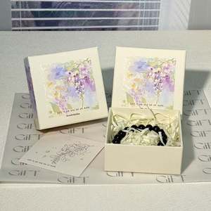 Caja de Regalo de Cartón Personalizada para Joyería con Diseño de Flor de Glicinia en Acuarela y Recubrimiento UV para Pulseras y Collares - Product Image 5