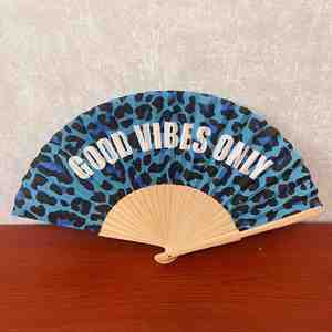 Éventails pliants classiques en papier/bois de 9 pouces avec logo personnalisé, motif géométrique et forme ovale - Personnalisables pour événements et promotions - Product Image 2