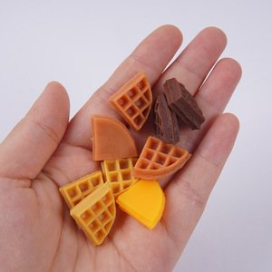 Plastic Mini 1/4 Waffle <b>Triangle</b> Biscuit Play Food Props Miniature Toys DIY Dessert Cake Accessories 2cm Checkered Biscuits - Product Image 3