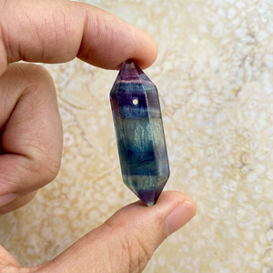 Pendentif crayon en fluorite arc-en-ciel, agate Mirani, thème féerique, décoration intérieure, cadeau, Gujarat - Product Image 1
