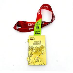 Médaille de finisseur de course de <span class=keywords><strong>trail</strong></span> de 20 km Wugong Mountain 2025 personnalisée en alliage de zinc plaqué or avec design de <span class=keywords><strong>livre</strong></span> pliable - Product Image 3