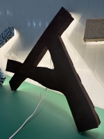 Enseigne en métal rétroéclairée LED personnalisée Dacosign avec logo 3D de luxe pour la décoration murale des salons de beauté et la publicité commerciale
