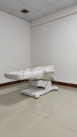 Lit spa noir de luxe pour cils et soins de beauté avec massage 4 moteurs