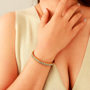 Brazalete de moda chapado en oro de 18k, acero de titanio con circonitas blancas en engaste de canal, para mujer, joyería de fiesta. - Product Image 2