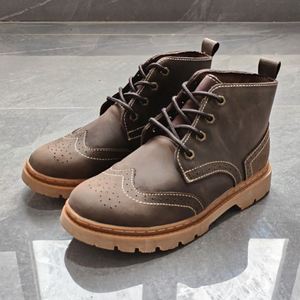 Botas Retro de Otoño, Estilo Nuevo, de Cuero Genuino, Bordadas, para Mujer, Botines Cortos Estilo Brogue, Británicas, para Motocicleta, con Aumento de Altura - Product Image 1