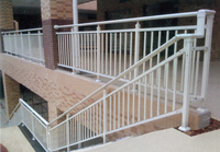 Escalier droit moderne en fer galvanisé antidérapant, fabriqué avec un matériau durable, adapté à une utilisation en intérieur dans les villas et les hôtels