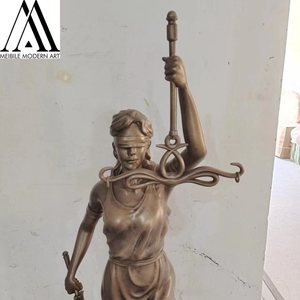 งานประติมากรรมรูปเทพีเสรีภาพ ทำจากเรซิ่นไฟเบอร์กลาส ผลิตโดย OEM ให้ลักษณะคล้ายทองสัมฤทธิ์โบราณ เหมาะสำหรับตกแต่งสำนักงาน ศาล และงานศิลปะ - Product Image 2