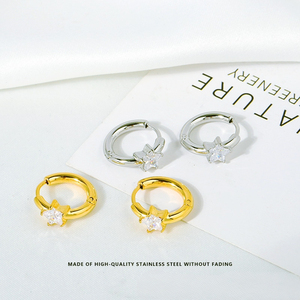 Pendientes de Aro con Estrella de Acero Inoxidable Chapados en Oro |   Aros Ligeros con Cristales de Colores en Forma de Estrella para Mujer |   Hipoalergénico - Product Image 3
