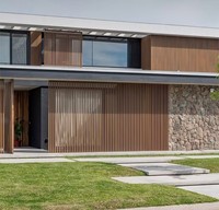 Moderne 100*50mm Teck Couleur Étanche WPC Clôture Extérieure Bâtiment Décor Extérieur 50*50 Carré Bois Creux Panneau Mural pour