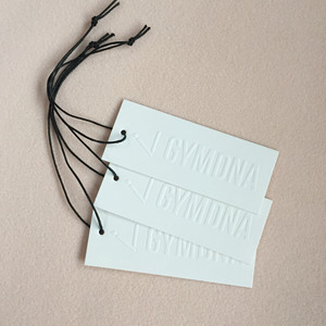Etichetta Pendente Ecologica Personalizzata con Logo in Rilievo o Inciso su Carta Bianca con Cordino per Abbigliamento - Product Image 1