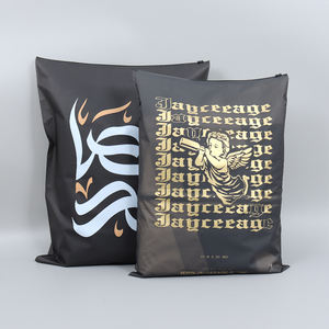 Pochettes recyclées personnalisées avec propre logo sacs en <span class=keywords><strong>plastique</strong></span> d'emballage de vêtements d'expédition de vêtements givrés sac à fermeture éclair givré noir Poly - Product Image 1