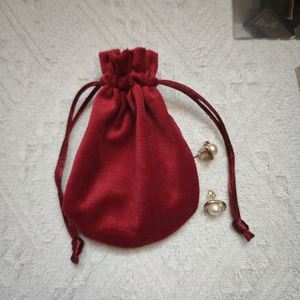 ถุงกำมะหยี่สีแดงเนื้อนุ่มพิเศษสำหรับใส่เครื่องประดับ บรรจุภัณฑ์ของขวัญแบบมีเชือกผูก ป้องกันฝุ่นละออง โรงงานรับผลิตแบบ OEM ODM - Product Image 3