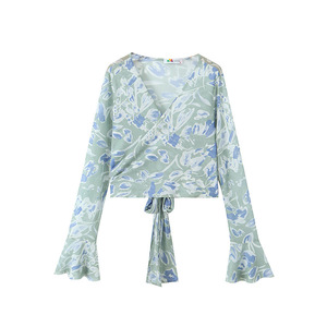 Chemisier à manches longues pour femmes grandes tailles Runqi, col en V, imprimé floral, avec nœud devant, manches évasées, motif abstrait, polyester - Product Image 1