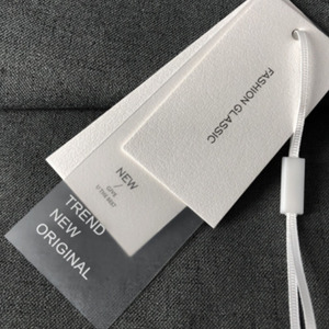 Biểu Tượng Tùy Chỉnh Trắng Hangtags Quần Áo Logo Riêng Trở Lại Tag Con Dấu Cổ Điển Giấy Trống Tái Chế Giấy Laser Có Thể In Lá Treo Tag - Product Image 3