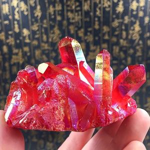 Vente en gros de cristaux de haute qualité, écologiques, teints en rouge rose, en forme irrégulière, pour la méditation et la décoration intérieure - Product Image 4