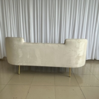 Sofá de Tres Plazas Curvo de Terciopelo Beige de Lujo con Patas Metálicas Delgadas Doradas para Vestíbulo de Hotel, Recepción de Bodas, Sala de Estar