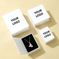 Boîte d'emballage de bijoux de luxe en carton kraft avec fermeture magnétique, doublée d'éponge, pour collier, boucles d'oreilles, bracelet, avec logo personnalisé
