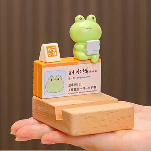 ที่วางโทรศัพท์ไม้พร้อมตุ๊กตาเรซิ่นน่ารัก ของตกแต่งโต๊ะทำงาน สำหรับสำนักงานหรือเป็นของขวัญ - Product Image 2