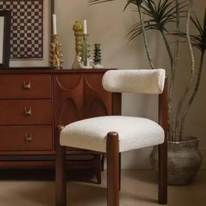Chaise Peter Pan en bois massif, rembourrée en noyer et en laine d'agneau blanche, chaise de salle à manger de style vintage, chaise de bureau rétro - Product Image 1
