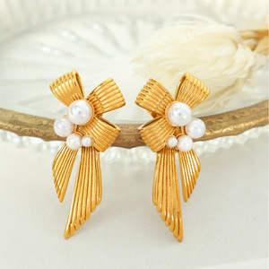 ต่างหูมุกประดับโบว์ทองคำแบบหนีบ สำหรับงานปาร์ตี้ ผลิตที่เซินเจิ้น - Product Image 4