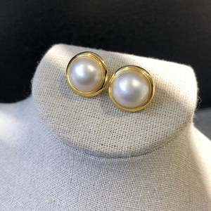 Boucles d'oreilles classiques en perles de culture d'eau de mer blanches 13-14mm, en argent S925 plaqué or, serties clos, bijoux fins - Product Image 1