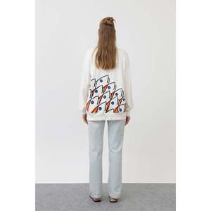 เสื้อสเวตเชิ้ตปักลายปลาสีเอครูที่สวมใส่สบายสำหรับผู้หญิงของโซลเสื้อแขนยาวลำลองพร้อมดีไซน์รูปปลาที่ไม่เหมือนใคร รุ่น 32163SWT - Product Image 5