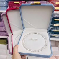 Vente en gros Grande boîte en papier doré avec insert en velours pour colliers de perles Emballage de présentation de bijoux de luxe en carton avec logo personnalisé