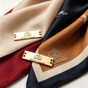 Etiquetas de Metal Personalizadas con Logotipo Grabado, Diseño Moderno, para Ropa, Venta al Por Mayor - Product Image 1
