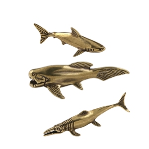 Ornamenti in ottone massiccio a forma di pesce e squalo, in stile retrò anticato, con motivi di vita marina e intagli in bronzo. - Product Image 1