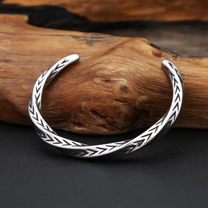 Yunnique – Bracelet ouvert en acier inoxydable pour hommes, motif flèche, en forme de C, design géométrique, bijoux cadeau - Product Image 2