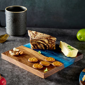 لوح تقطيع وتقديم مخصص من خشب الجوز الأسود الطبيعي والراتنج الإيبوكسي للفواكه والخضروات والجبن - Product Image 3