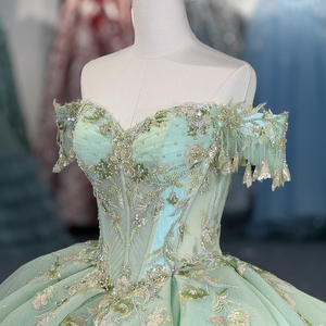 Robe de bal de princesse exquise Dy1512 verte pour Quinceañera, ornée de sequins, de perles et de volants, taille naturelle, traîne chapelle - Product Image 3