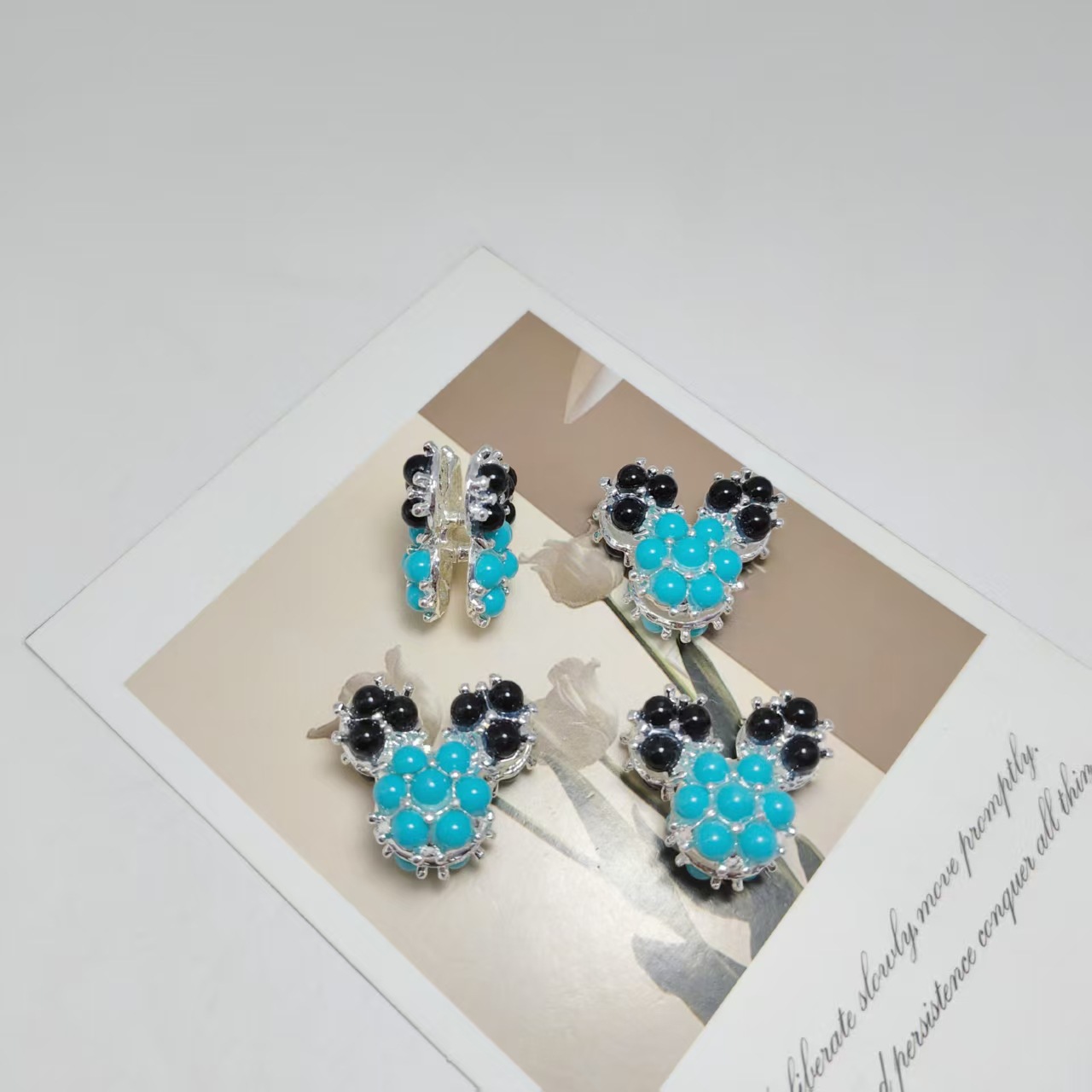 Oreilles en perles noires plaquées argent et visage en perles bleues