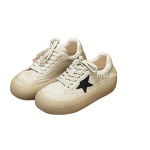 Zapatillas Blancas Deportivas Casuales de Moda con Suela Gruesa y Diseño Retro Coreano con Efecto Desgastado, Novedad Otoño 2026 - Product Image 3