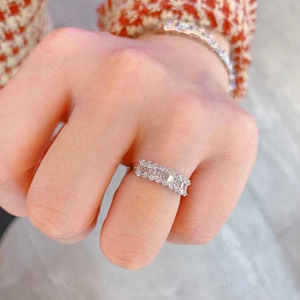Anello minimalista con zirconi per donna, elegante gioiello da indossare tutti i giorni - Product Image 5