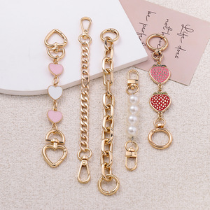 Colgante de cadena de aleación con diseño de fresa y corazón, accesorio de joyería DIY, colgante decorativo de moda para bolso de mano - Product Image 2