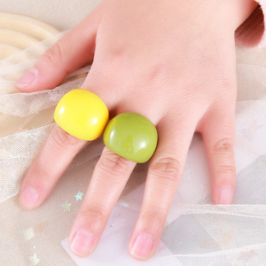 Bague en résine de couleur bonbon, style artistique exagéré, tendance européenne et américaine, tendance transfrontalière, couleur <span class=keywords><strong>joker</strong></span>, tendance sur internet - Product Image 4