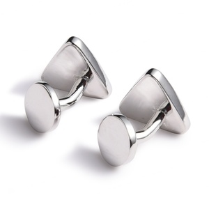 Exquisitos Mancuernillas con Revestimiento de Vidrio en Forma de Triángulo, Estilo Brillante y Hermosos Colores - Product Image 3