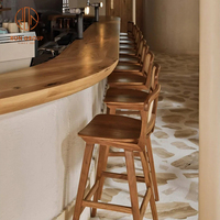 Ensemble de table à manger carrée en bois naturel avec chaises de café en rotin, canapé en tissu gris pour café et restaurant modernes