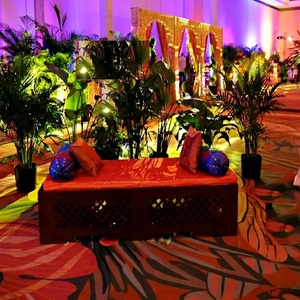 Sofá Diwan de Madera Tallada, Decoración para Bodas Rajastaníes, Escenario para Mehndi Indio - Product Image 1