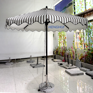 Sombrilla de Patio y Jardín, Sombrilla de Playa Impermeable, Protección Solar Anti-UV, Poste Central, Borde Festoneado a Rayas - Product Image 1