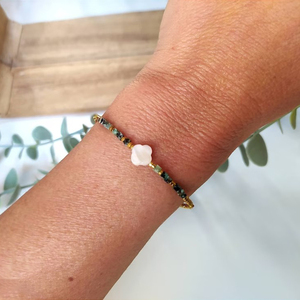 Pulsera de cuentas de piedras preciosas turquesas africanas naturales pulsera de trébol de 4 hojas de nácar blanco - Product Image 3