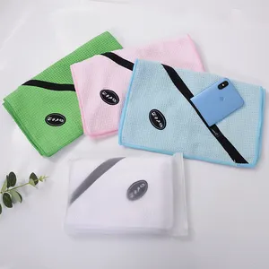 China Factory Großhandel tragbare Waffel Web handtuch mit Reiß verschluss und Tasche Gym Handtuch
