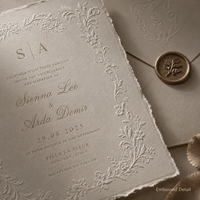 Invitation de mariage personnalisée en ivoire avec motifs floraux en relief, bordure vintage baroque imprimée avec monogramme en feuille d'or