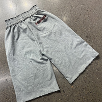 Shorts de jogging à jambe large avec logo personnalisé imprimé, taille froncée style sac en papier, ourlet effiloché brut, empiècements à carreaux et poche arrière – Vente en gros
