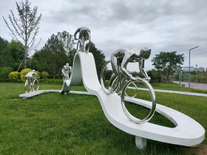 Escultura de Ciclismo Personalizada de Acero Inoxidable 316L con Base Blanca Pulida a Espejo - Arte Deportivo Dinámico con Forma de Ola para Uso Municipal - Product Image 2