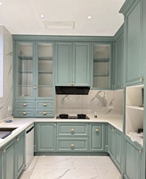 Armoire de cuisine en bois peint bleu clair avec portes en verre, sur mesure pour la rénovation de cuisine de style français