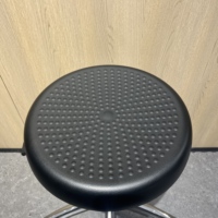 Tabourets de bureau ergonomiques durables en cuir PU avec repose-pieds en métal, chaise rotative noire pour employé, travailleur, producteur, caissier, banquier.
