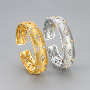 Bracciale Rigido Aperto Artigianale Italiano Retrò Stile Palazzo con Quadrifoglio Portafortuna Lavorazione a Filo Tirato Braccialetto alla Moda - Product Image 1